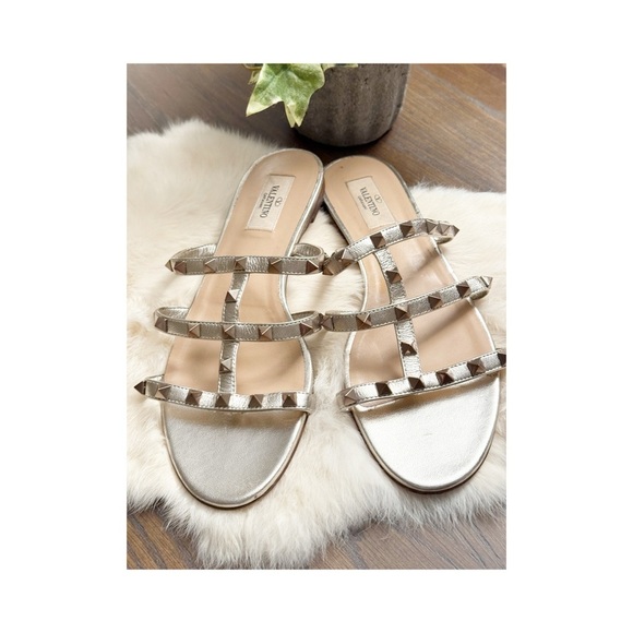 Valentino Garavani
Tonal Rockstud Flat Leather Slide Sandals 7-7.5 38 European - Picture 7 of 14